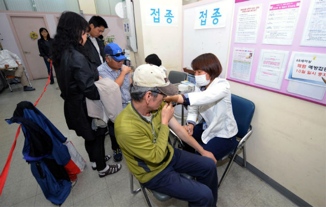 동대문구보건소에서 주민들이 무료 독감 예방접종을 받고 있다