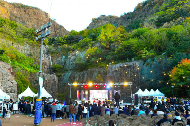 지난해 10월 개최한 ‘중랑구 학생축제’에서 청소년동아리 축하공연을 펼쳐고 있다