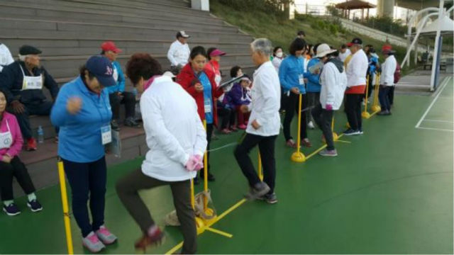 지난해 '어르신 체력왕 선발대회'에 참여자들이‘제자리 2분 걷기’로 심폐지구력을 측정하고 있는 모습