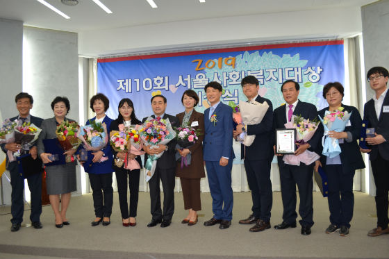 노경태 회장이 '서울복지신문 회장상' 수상자들과 함께 기념 촬영을 하고 있다