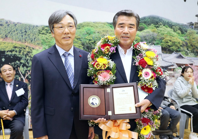 김동일 보령시장이 자랑스러운 충남 장애인복지 공로대상을 수상하고 기념촬영을 하고 있다