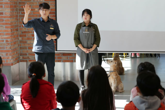 지난 4일 성동구 응봉초등학교 2학년 학생들이 반려동물에 대한 생명존중 교육을 받고 체험활동의 시간을 가졌다