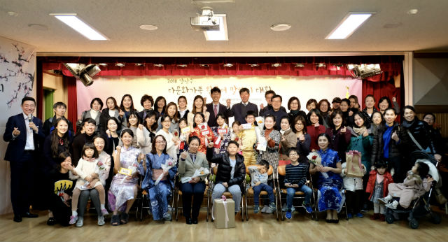 지난해 강남구 다문화가족 한국어말하기대회 참여자들이 기념 촬영하고 있다