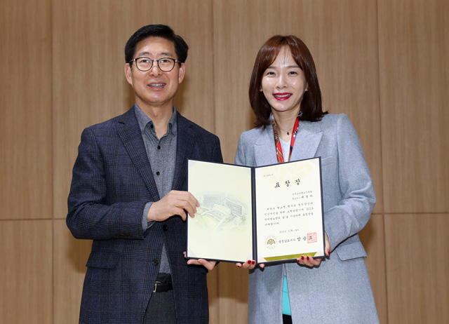 ▲  양승조 지사(왼쪽)와 유경아 한국당뇨인협회 홍보대사가 기념 촬영을 하고 있다