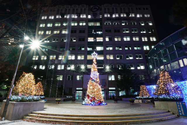 ▲2일 동대문구청 광장에 설치‧점등된 크리스마스 트리가 아름다운 불빛으로 어둠이 내려앉은 광장을 환히 밝히고 있다.