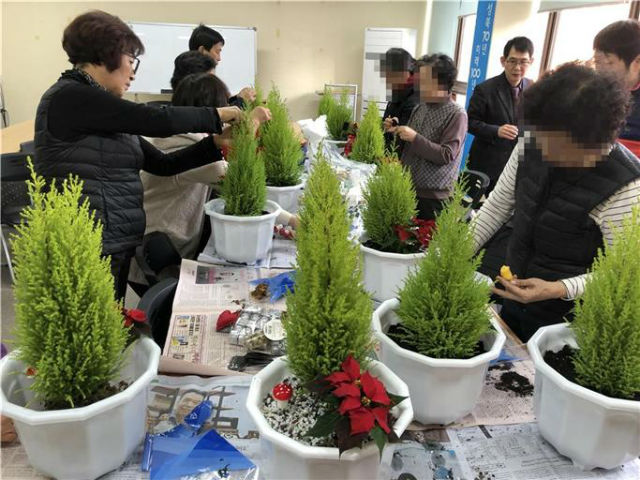 정릉3동주민센터에서 1인가구와 이웃살피미가 함께 크리스마스 트리를 만들고 있다