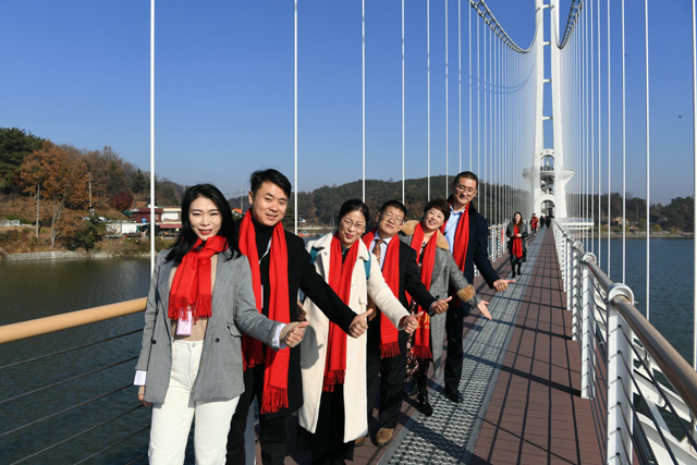 중국 북경 교육관계단 관계자들이 출렁다리를 건너는 모습
