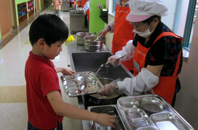 어르신들이 초등학교 급식도우미로 활동하고 있는 모습
