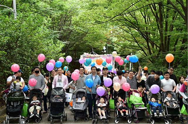 올해 9월 안산자락길에서 열린 ‘유아차와 함께하는 아빠 육아골든벨’ 참석자들 모습