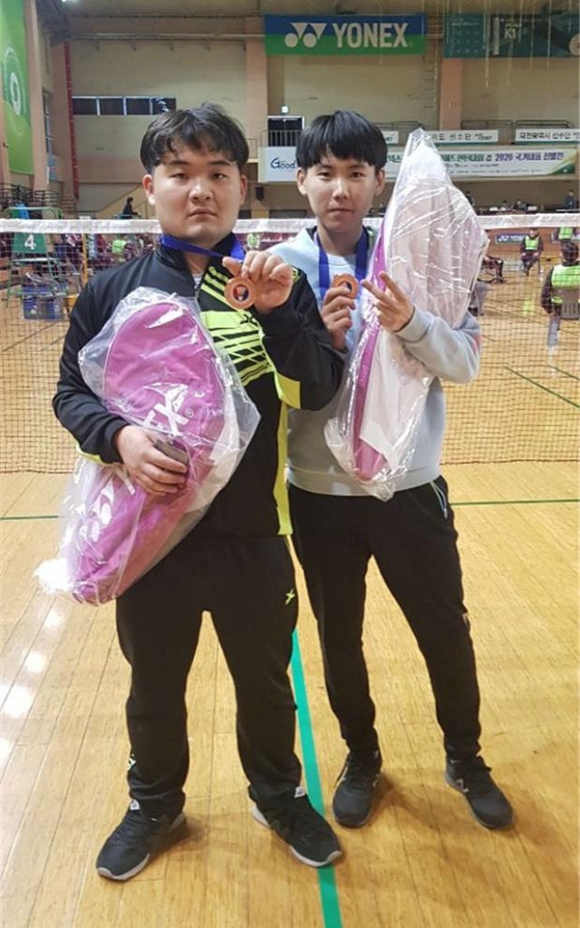 김영호 선수(오른쪽)와 정진호 선수(왼쪽)가 남자복식에서 동메달을 획득하고 포즈를 취하고 있다