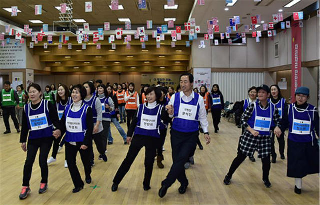 문석진 서대문구청장이 참석자들과 공감한마당에서 ‘다함께 댄스’에 참여하고 있다