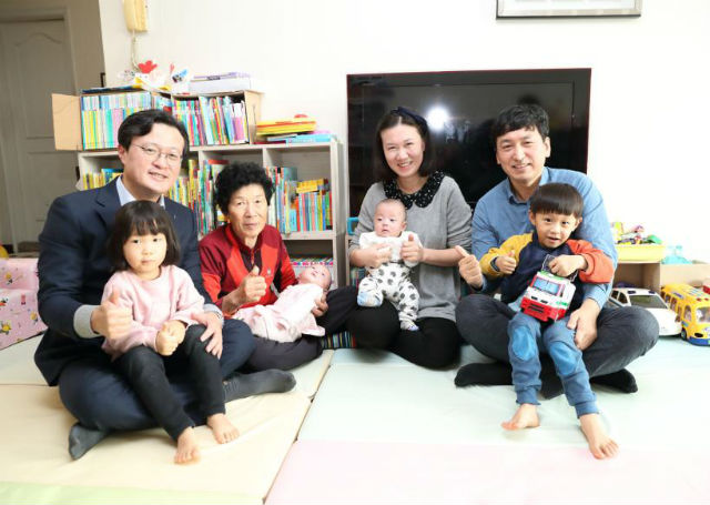 채현일 영등포구청장이 이수정 민재홍씨 가정을 방문해 육아 애로사항을 들은 후 기념 촬영하고 있다