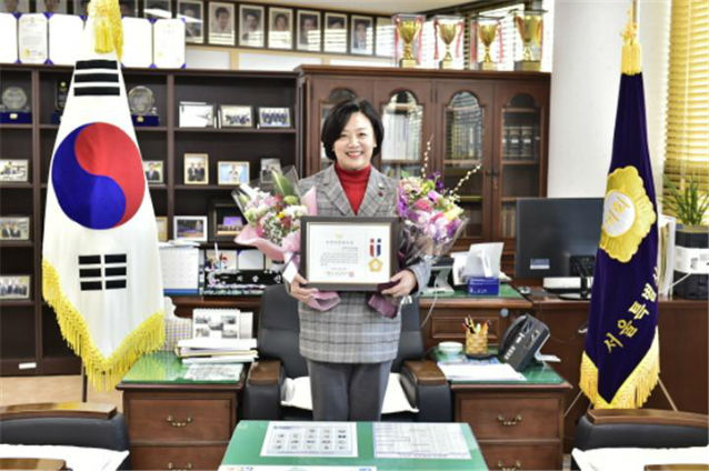 임준희 의원이 서울시구의회의장협의회 지방의정봉사상을 수상하고 기념 촬영을 하고 있다