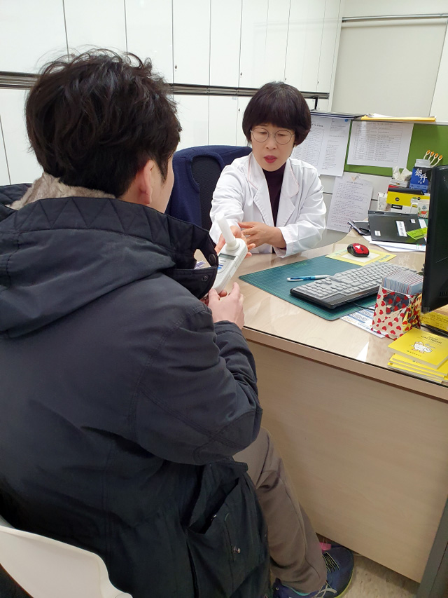 ▲ 홍성군보건소 금연크리닉 검사 진행 모습 