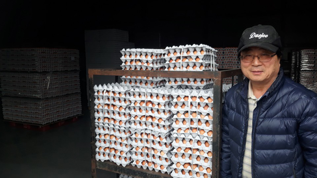 김상홍 회장이 손수 생산한 계란 1백판을 기부하고 기념 촬영에 임했다