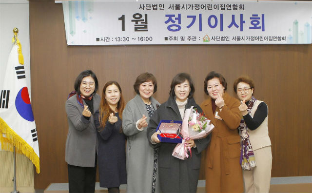 김혜련위원장(왼쪽 4번째)이 감사패를 수상하고 관계자들과 기념 촬영을 하고 있다