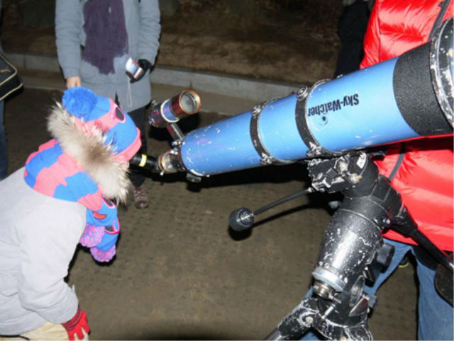 서대문구는 ‘아빠와 함께 달 보기’ 행사를 연다.(지난해 행사에서 어린이가 천체망원경을 들여다보고 있다)