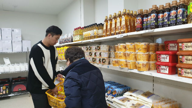 중랑푸드마켓 면목점에서 지역주민이 물품을 선택하고 있다