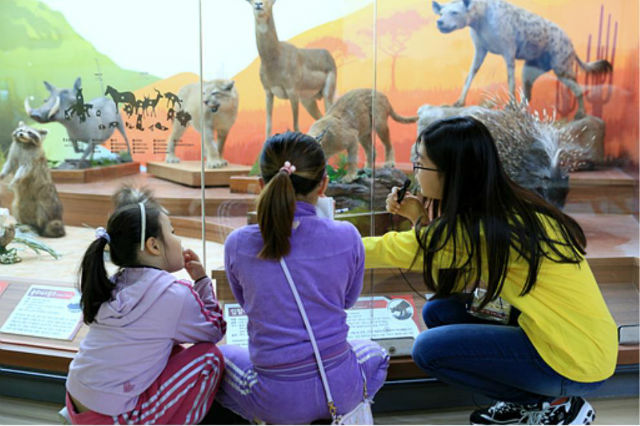 서대문자연사박물관 어린이 도슨트가 어린이들에게 전시물에 관해 설명하고 있다