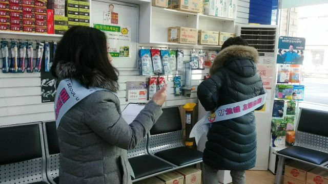 ‘방역물품 판매 현장점검반’이 지역 약국에서 방역물품 판매 현황을 점검하고 있다.