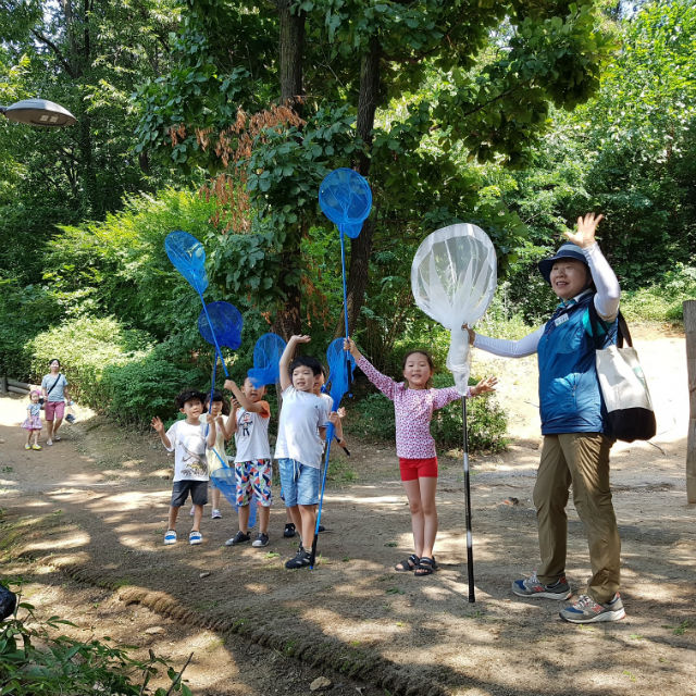 지난해 7월, 아이들이 유아숲체험원에서 숲 체험을 하고 있다.