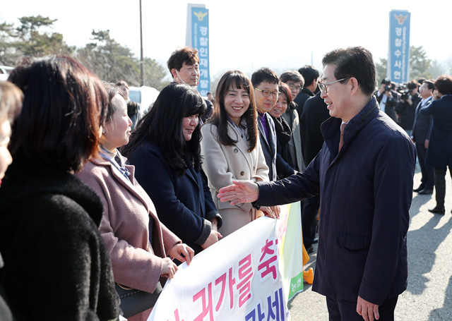 양승조 지사가 우한 교민 퇴소 행사에 참석해 ‘건강한 귀가’를 축하 했다
