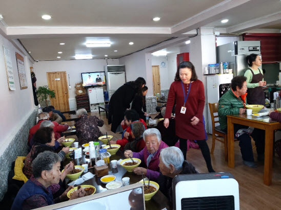청양군 노인 통합돌봄사업에 지역 음식점이 함께 하고 있다