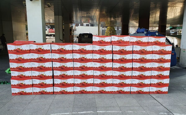 9일, 서울영어마을관악캠프는 관악구에 사과즙 300박스를 기부했다