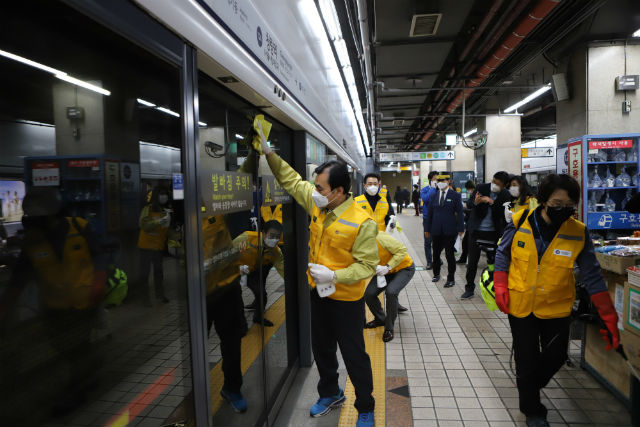 안규백 국회의원(왼쪽 앞에서 1번째)과 관계자들이 전철역사를 방역 소독하고 있다