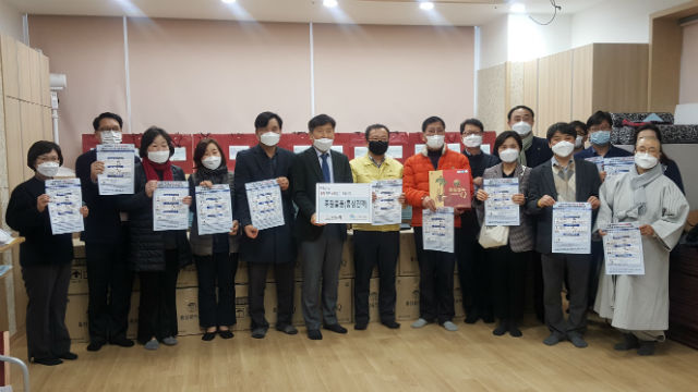 은평구사회복지협의회가 기부물품전달식을 갖고 기념 촬영을 하고 있다. (왼쪽 6번째 김현훈 회장)