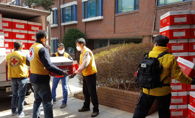 서울시 생활치료 센터에 구호품을 전달하는 적십자 봉사원들