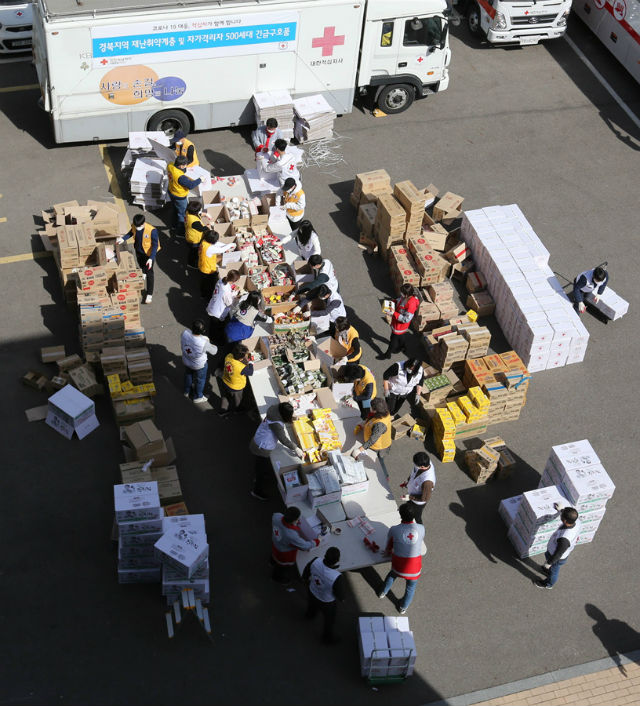 경북지역에 전달할 긴급구호품을 포장하는 적십자 봉사원 직원 RCY