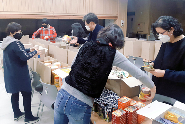 아현중앙교회가 주민들에게 생필품 키트 박스를 기부해 어려움을 함께 나누고 있다 