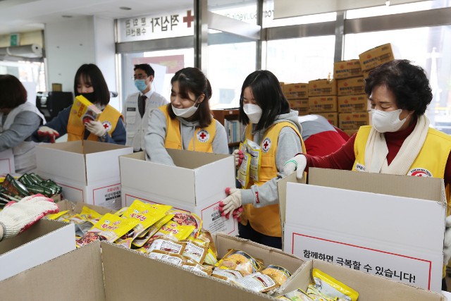 적십자가 서울시내 재난취약계층에 전달할 긴급구호품을 포장하고 있다