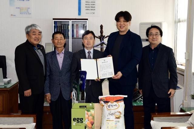 홍북읍 행정복지센터에서 열린 1,000번째 아기탄생 축하 선물전달 기념촬영 모습 