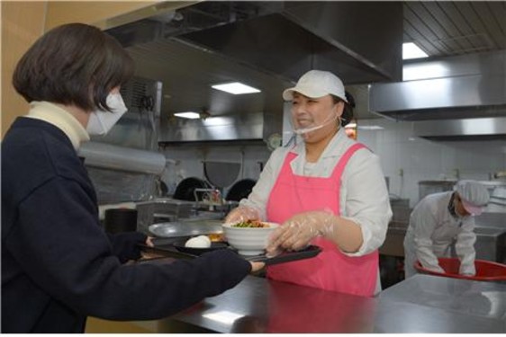 위생마스크를 착용한 중구청 구내식당 종사자 모습