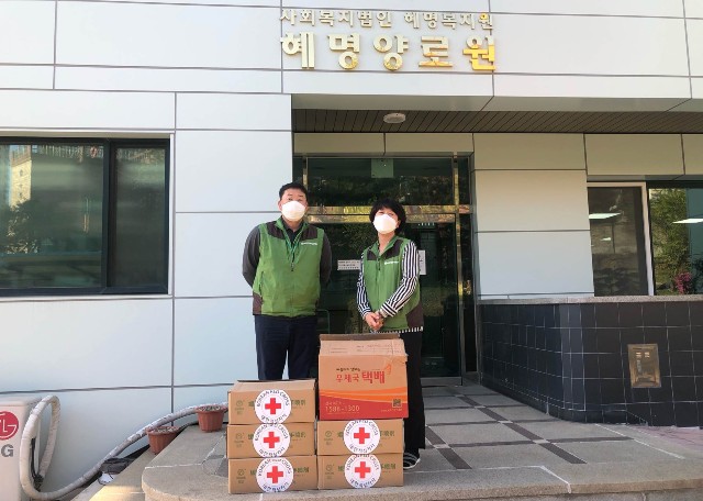 적십자사가 서울시내 보육시설 및 장애인 보호센터 등에 마스크·손소독제를 전달하고 기념 촬영에 임했다