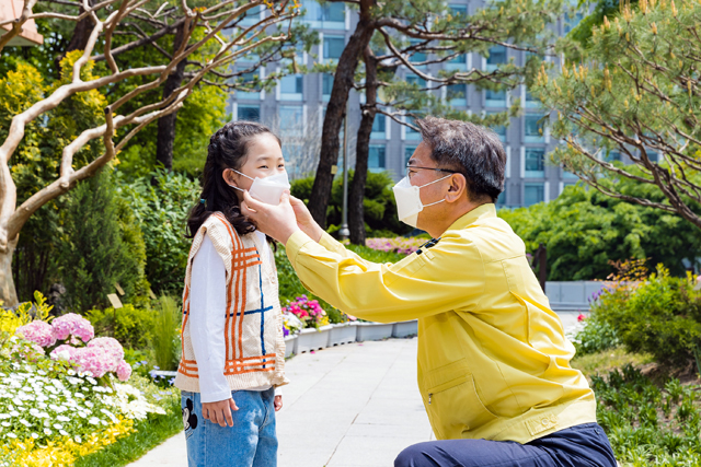 김선갑 구청장이 ‘어린이 날’을 맞아 어린이에게 마스크를 선물하고 있다 