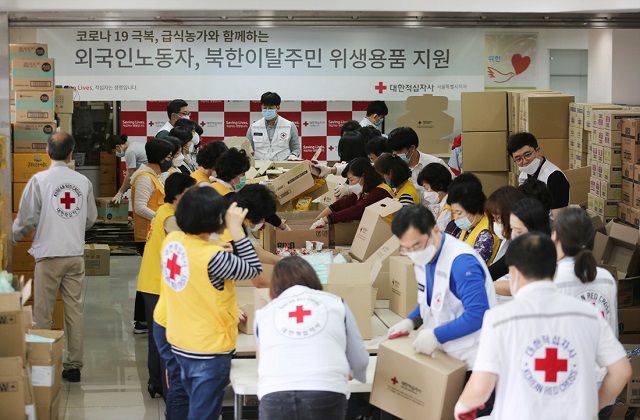 대한적십자사 봉사자들이 외국인노동자와 북한이탈주민에게 전달할 긴급구호품을 제작하고 있다