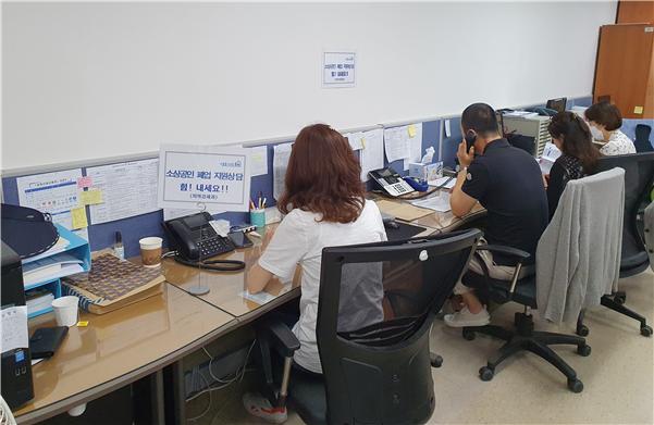 송파구청 6층 지역경제과에 마련된 ‘폐업지원 상담창구’에서 전담 직원이 전화상담을 하고 있다
