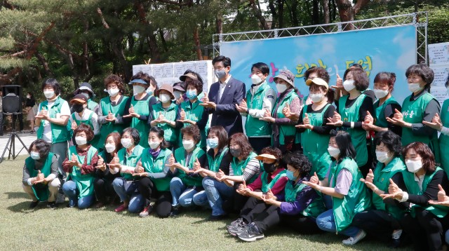 박성수 송파구청장(가운데)과 송파구 새마을부녀회 회원들이 ‘덕분에 챌린지’ 캠페인을 선보였다