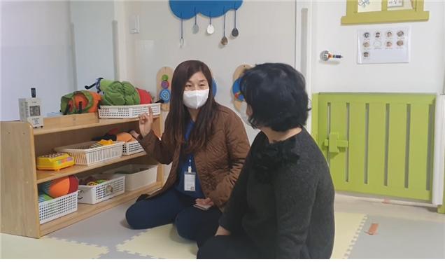 성북구 관내 한 어린이집에 구 관계자가 방문하여 실내공기 관리법을 알려주고 있다