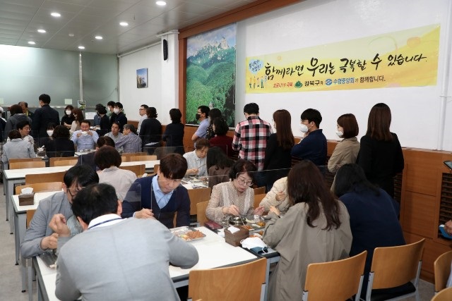 강북구청 구내식당에서 수산물 소비촉진을 위해 수산물로 이뤄진 메뉴의 점심식사를 하고 있다