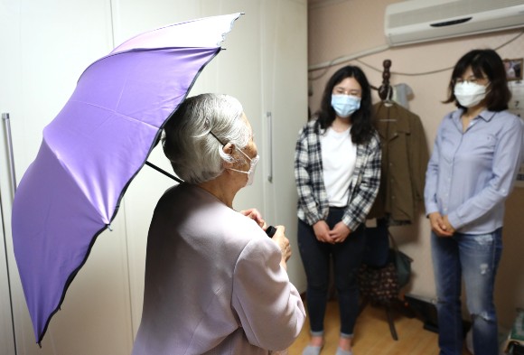 강남구가 코로나19 감염병에 취약한 어르신에게 자외선 차단기능이 있는 양산을 배부했다
