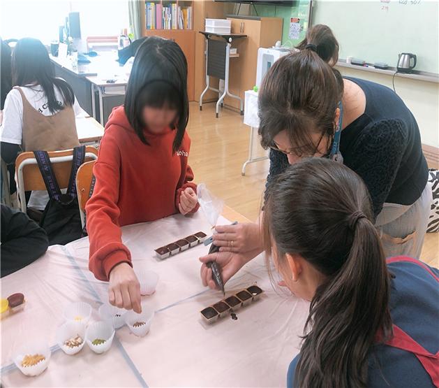 송파구가 아이들의 진로설계를 지원하는 직업인특강 ‘진로내비게이션’을 운영하기 위해 멘토를 모집한다