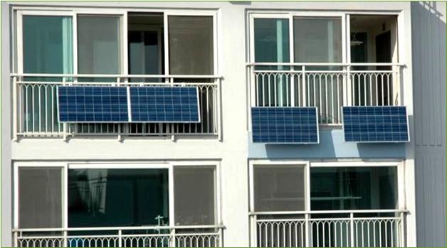 서대문구 한 공동주택 베란다에 태양광 미니발전소가 설치돼 있는 모습