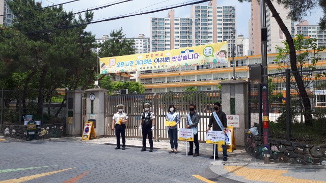 어린이보호구역인 창동초등학교 정문 앞에서 도봉구청과 도봉경찰서 직원들이 불법 주·정차 합동 단속을 하고 있다