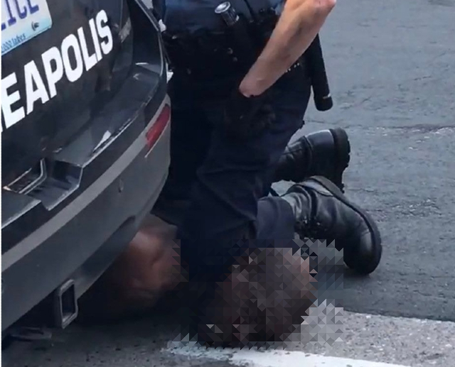 조지 플로이드의 목을 무릎으로 누르며 과잉진압하는 백인 경찰