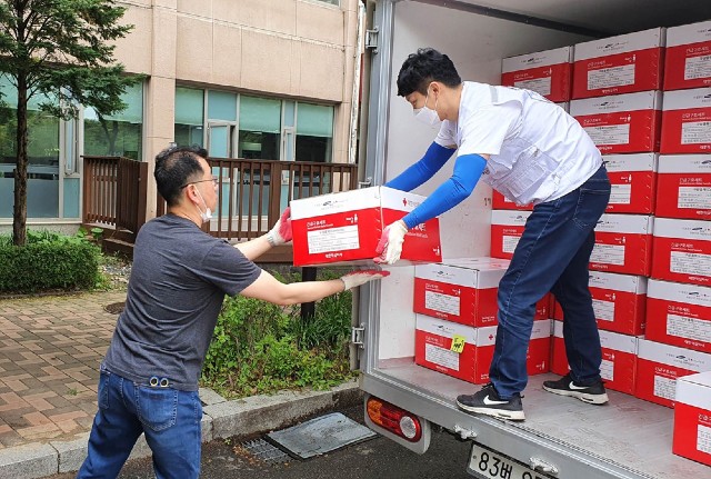 ▲ 적십자사가 서울시 제2생활치료센터에 구호품을 전달하고 있다 