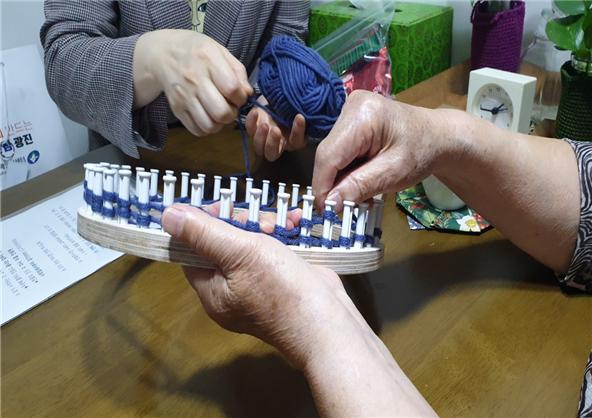 치매환자와 가족을 위한 비대면 인지 프로그램 ‘손뜨개 교실’ 프로그램을 통해 손뜨개질을 배우고 있다